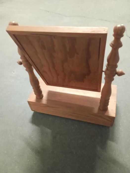 Pequeno aparador com espelho  pequeno