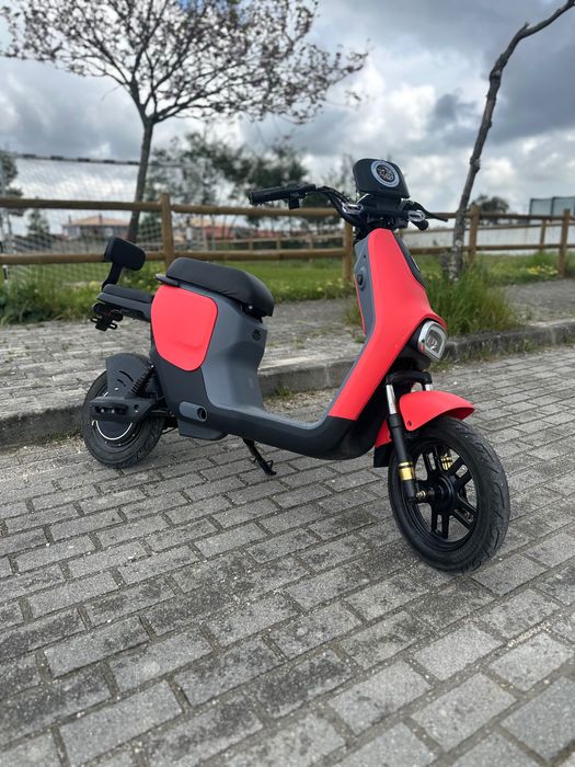 Moto elétrica semi nova
