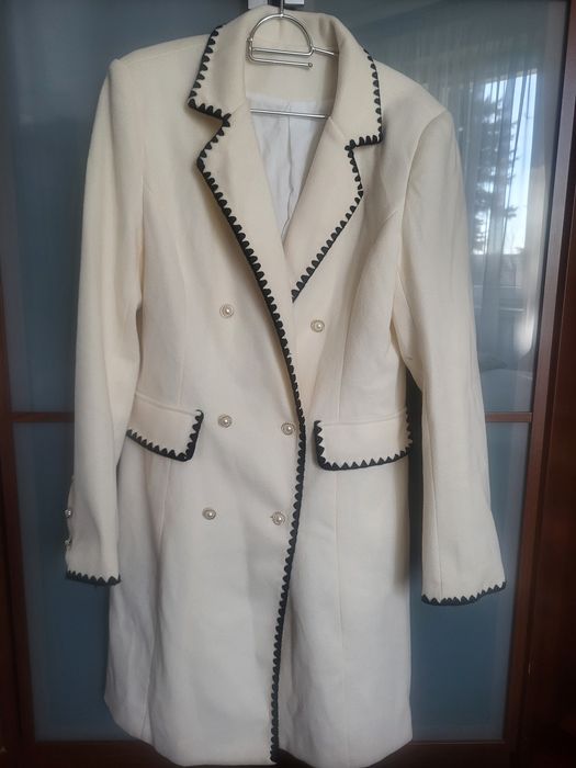 Elegancki damski płaszcz wiosenny.