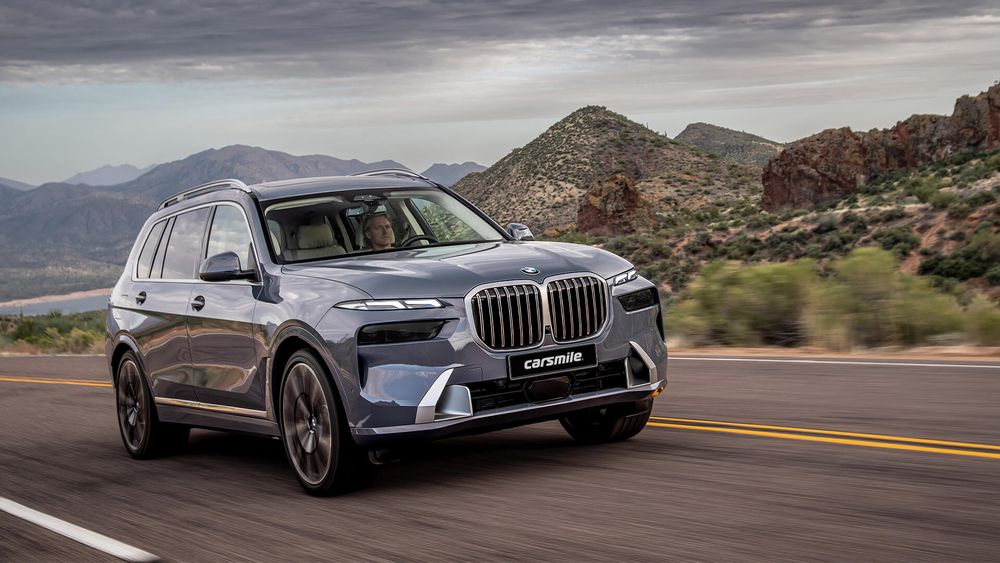 BMW X7 szare od przodu podczas jazdy