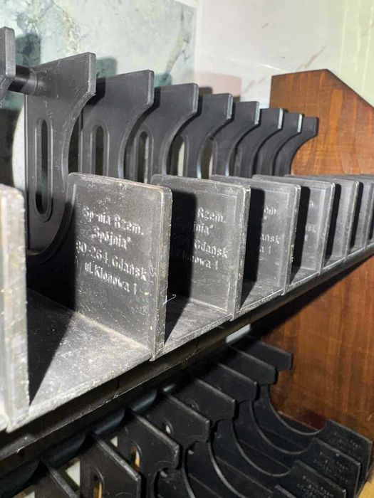 Stojak na VHS z plastikowymi przegródkami – drewniany, na 24 kasety