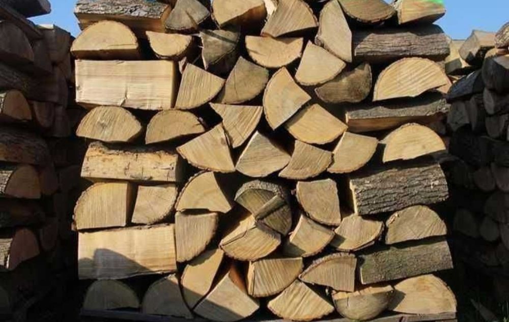 Drewno suche, rąbane, przygotowane do użycia.