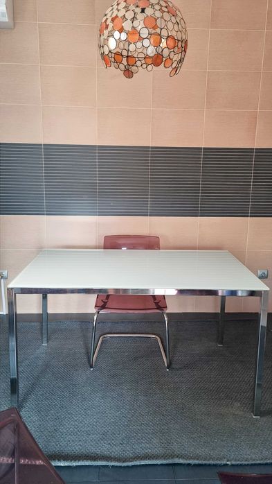 Conjunto IKEA: Mesa Vidro + 4 Cadeiras Vinho – Moderno e Compacto