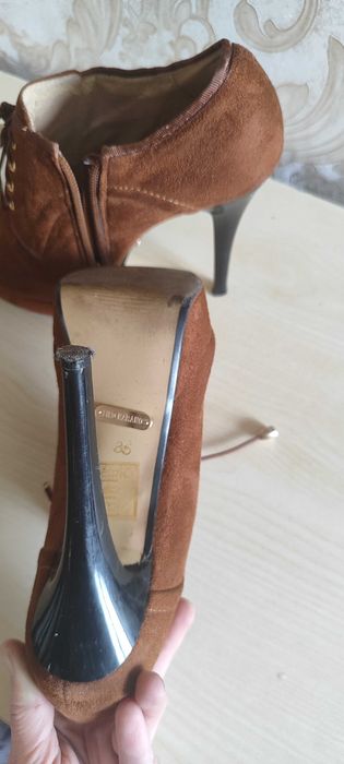 женские деми ботильоны на каблуке и танкетке. разгружаю шкаф.