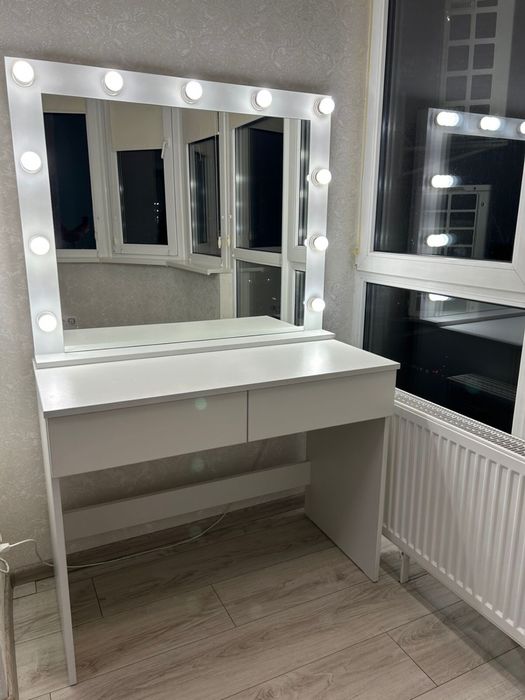 Туалетний столік з дзеркалом