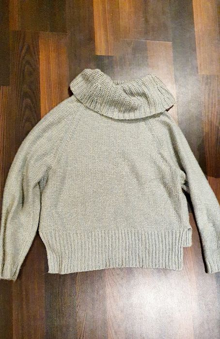 Damski sweterek z golfem