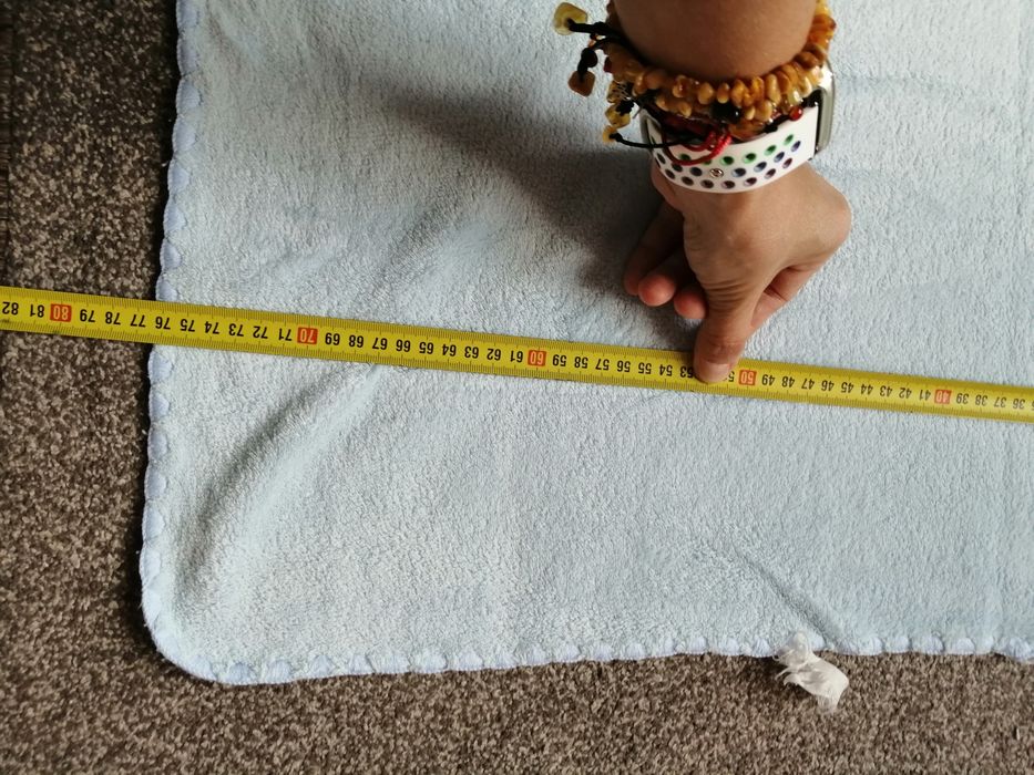 Błękitny cienki kocyk niemowlęcy