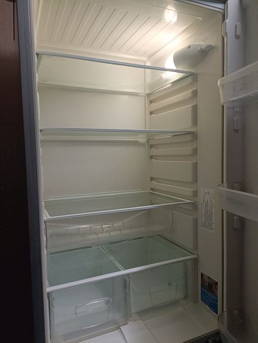 Холодильник  indesit(під ремонт або на запчастини)