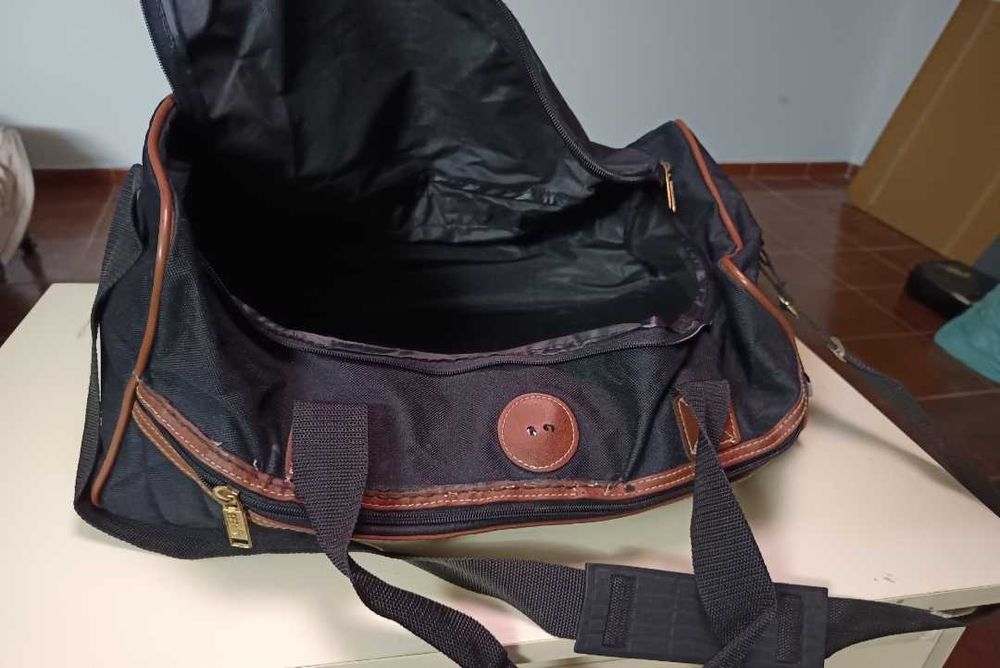 Saco de Viagem Preto – Tecido Resistente | Alças Reforçadas | Espaçoso