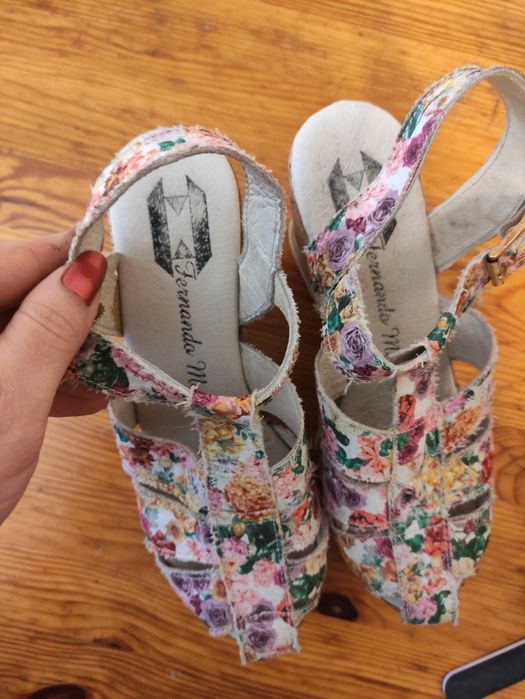 Sandália coloridas com Cunha