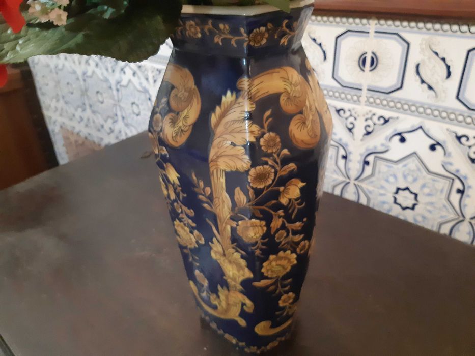 Jarra 35cm altura, c/arranjo flores artificiais,c/ altura total 1m40cm