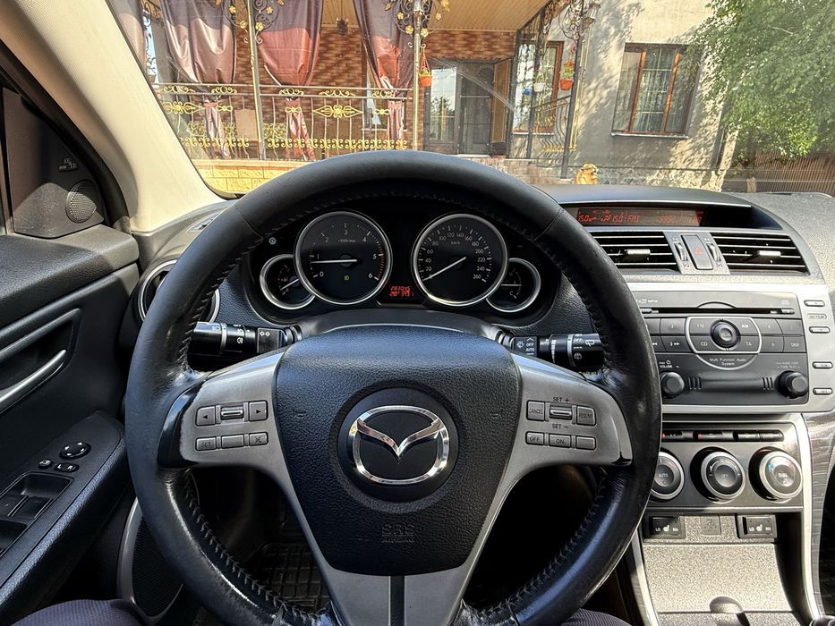 Продам свой  автомобиль MAZDA 6