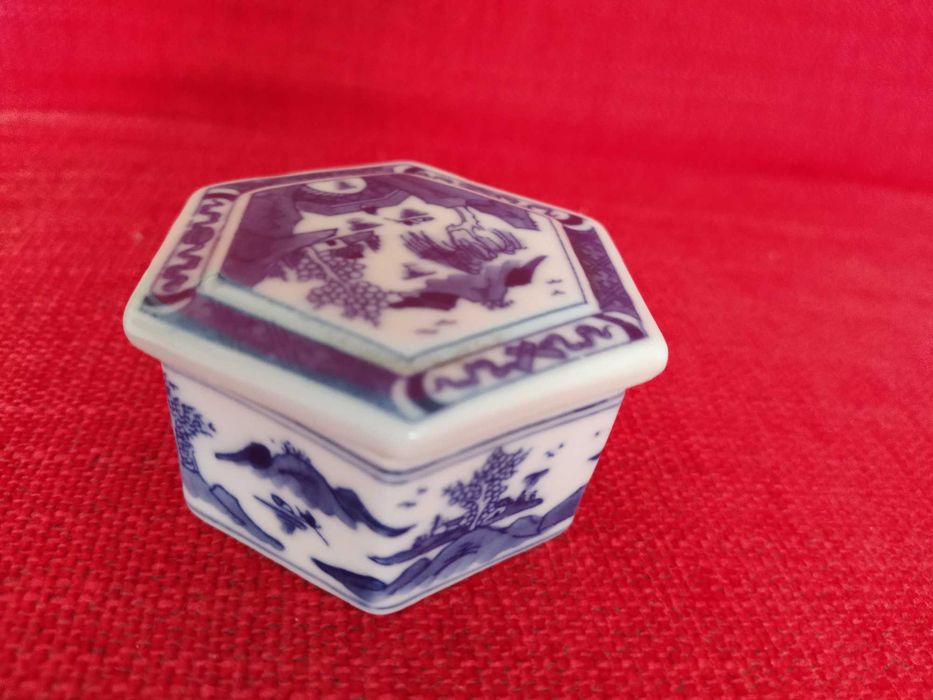 Caixa hexagonal em porcelana azul e branca