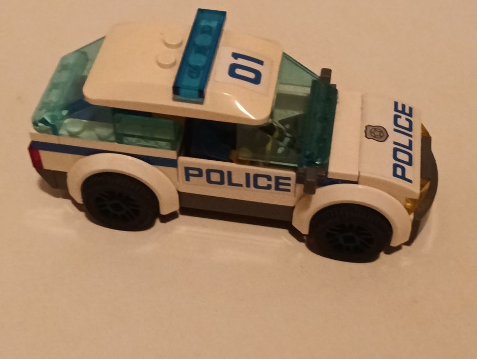 Colecionaveis  Caterpillar e carro da Polícia