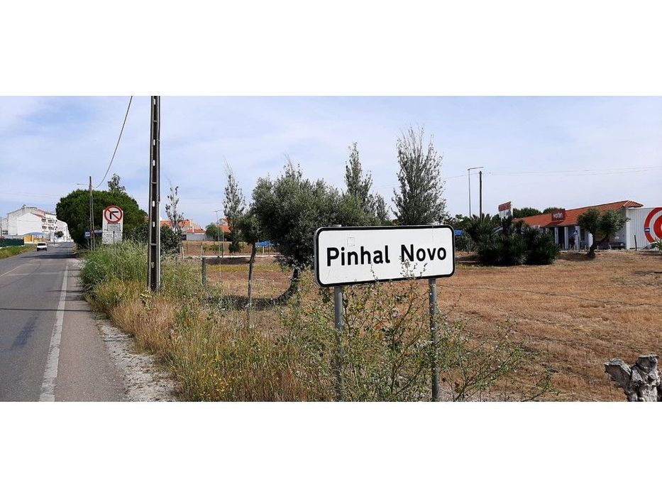 Pinhal Novo CENTRO: TUDO À MÃO! Logradouro e anexo. Elevador interi...