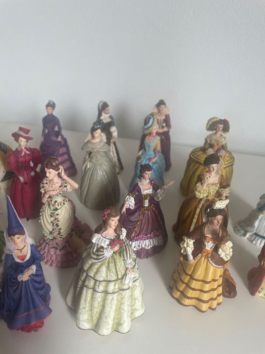 Coleção bonecas com trajes senhoriais