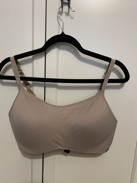 Dwa biustonosze firmy DKNY stan idealny rozm. 85 D