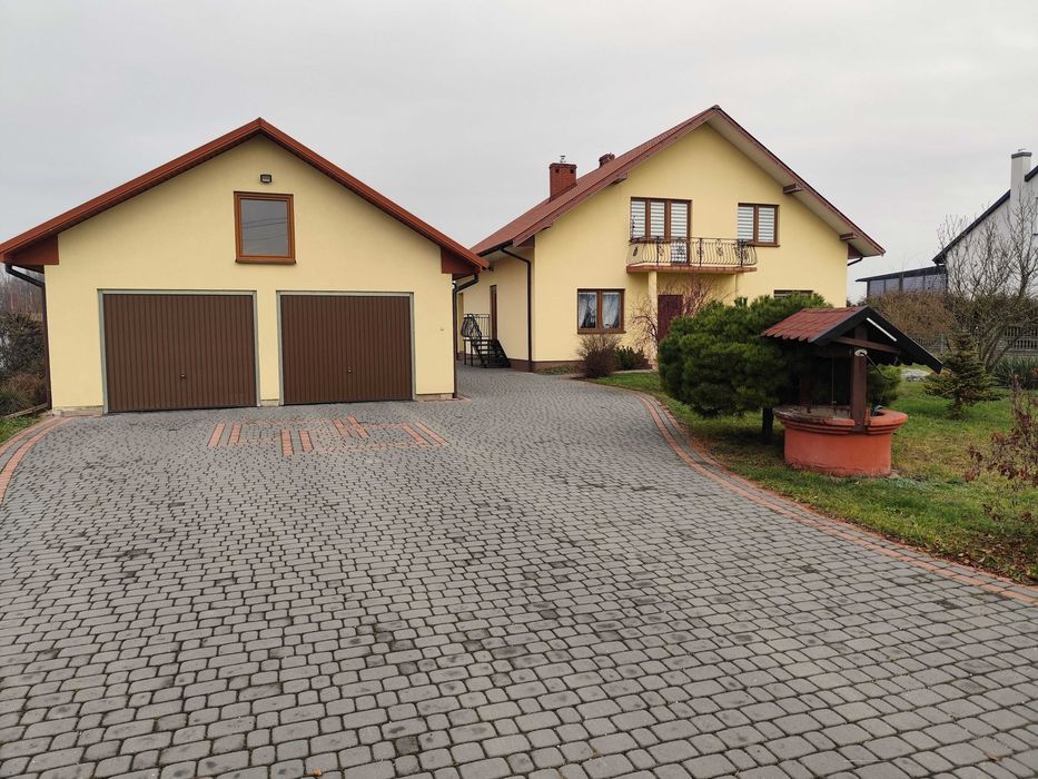 Dom dwurodzinny z garażami i dużą działką