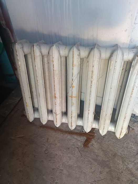 Продам две чугунные батареи