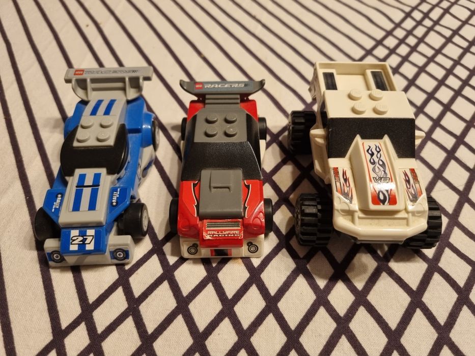 Três LEGO Racers