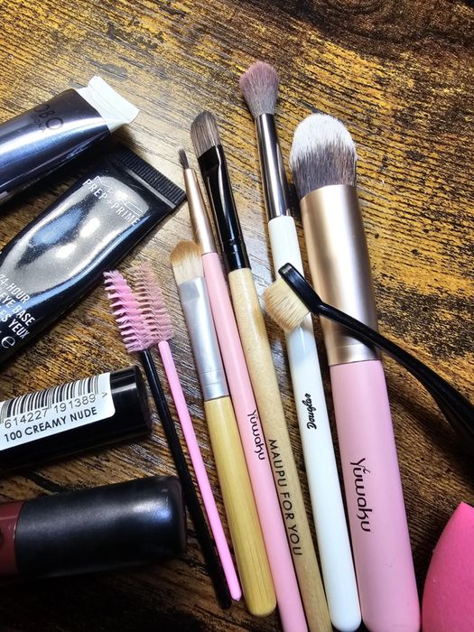 Zestaw kosmetyków. Mac, kobo, douglas. Pędzle, baza, pomadka