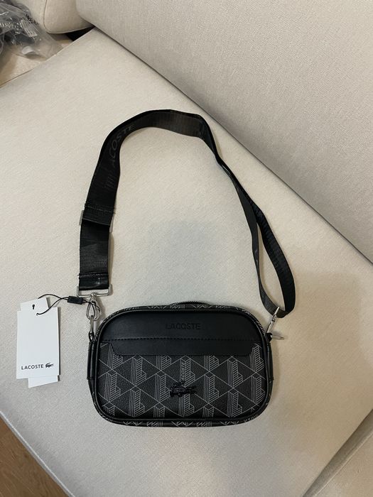 Bolsa tiracolo Lacoste preta com padrão monograma