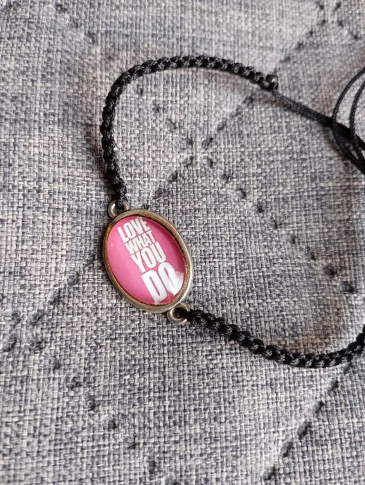 Bransoletka pleciona ze sznurka zaciągana z grafiką czarna