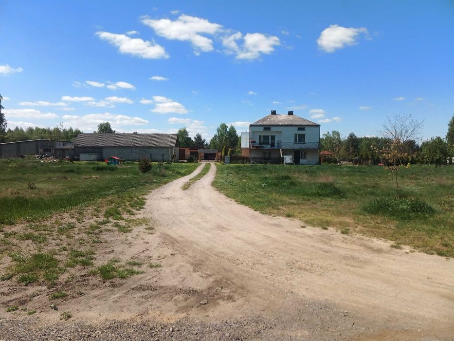 Piętrowy dom z działką