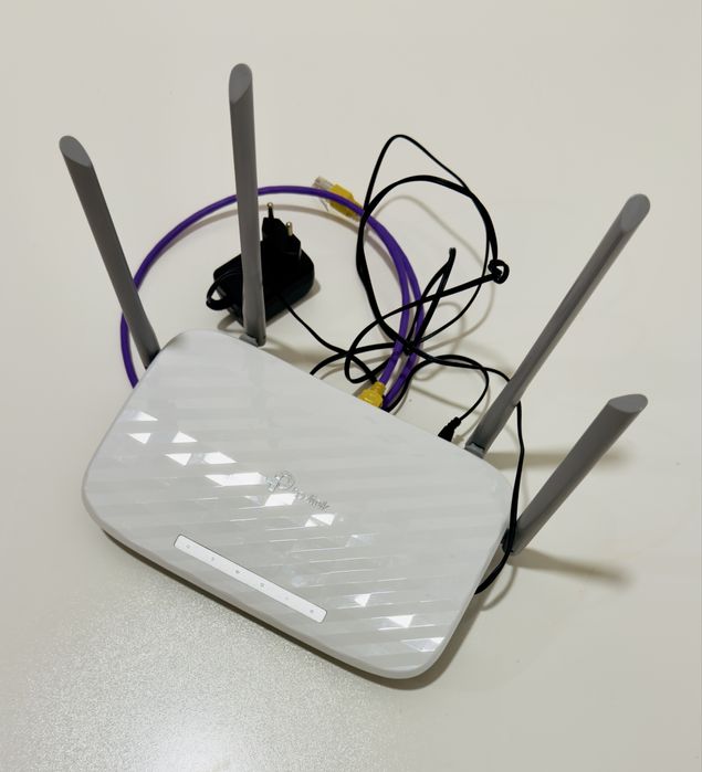 Router TP-Link de quatro antenas com bastante potencia