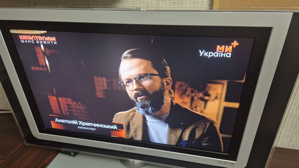 Телевізор 37" Philips 37PF9830/10 Cineos з Ambilight (Повний комплект)