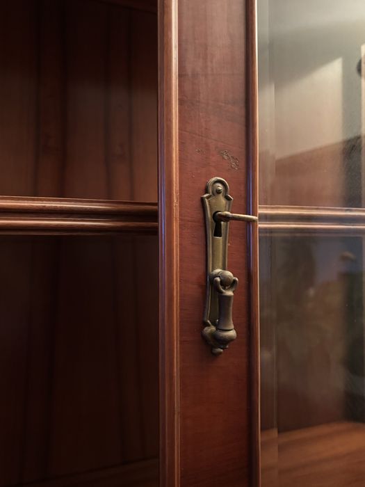 Vitrine em Madeira Maciça - Ótimo Estado