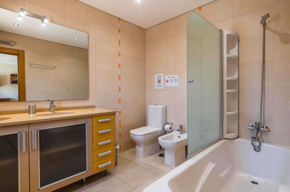 Piscina Privada, Localização Calma - Vivenda Hunês by Gabi Miguel