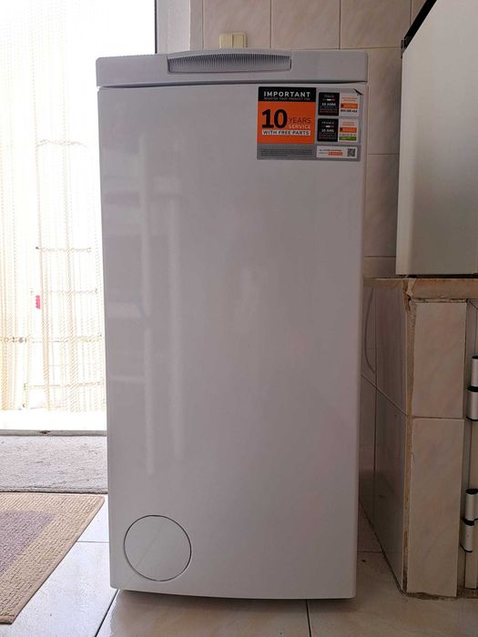 Máquina de lavar roupa com abertura em cima