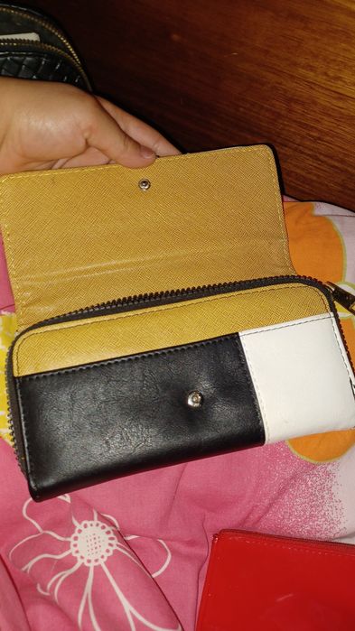 Vendo carteira branca e preta