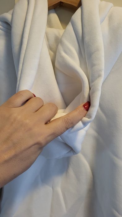 Biała bluza z kapturem.