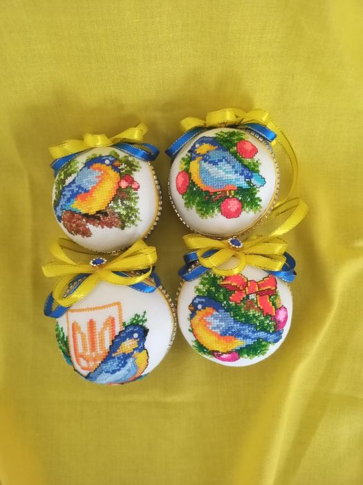 Новорічні іграшки вишиті