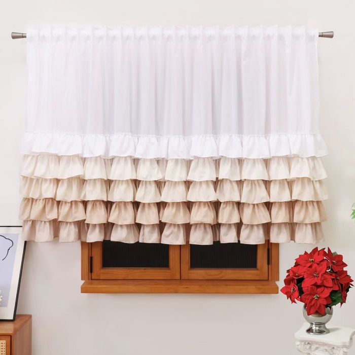 Firana krótka biało beżowymi falbanami