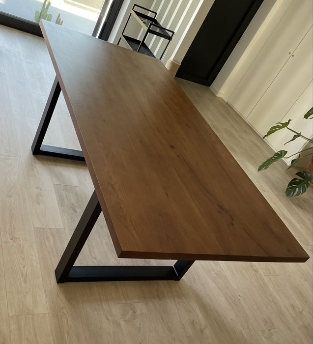 Mesa em madeira maciça - nova