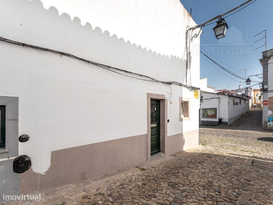 Investimento no Centro Histórico de Évora | Moradia T2 com Terraço ...