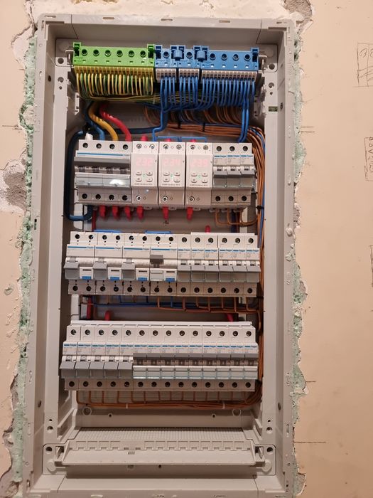 Электромонтажник