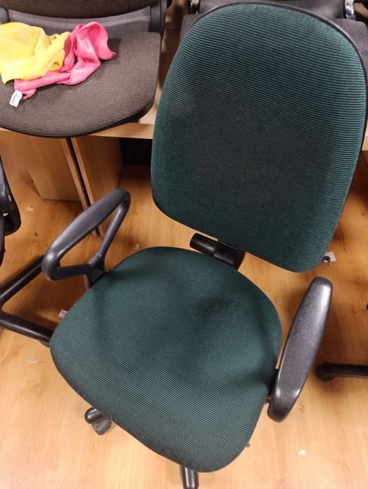 Чистка м'яких меблів, стільців, килимів.