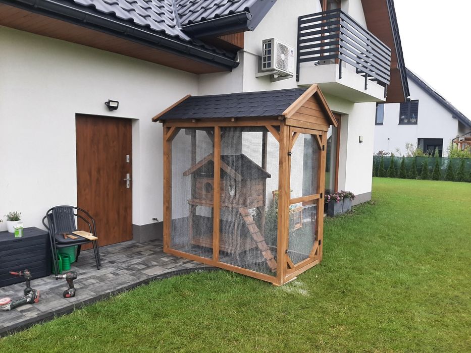 Buda dla kota z wolierą