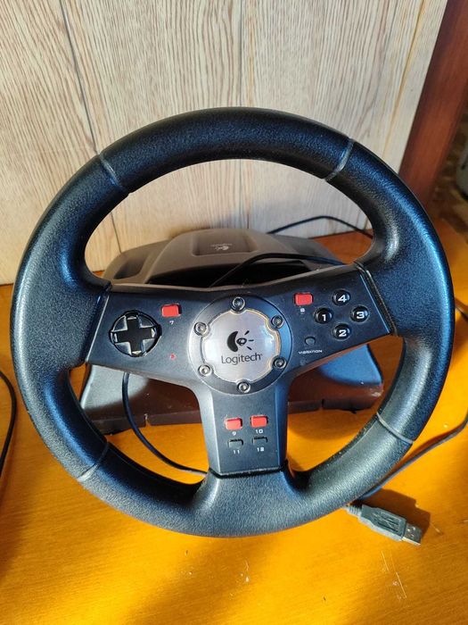 Ігрове кермо Logitech.