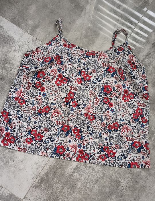 Bluzka plus size na ramiączka w kwiatowym 50