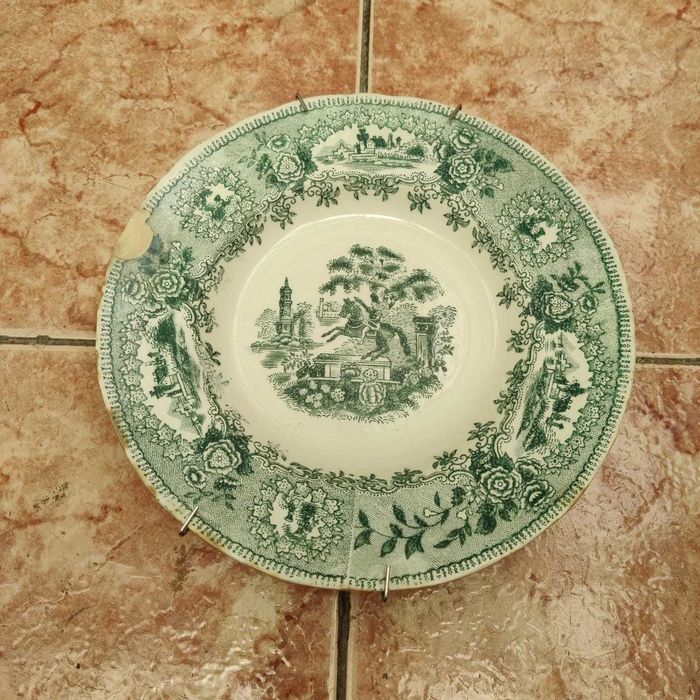 Pratos antigos da Real Fábrica de Sacavém