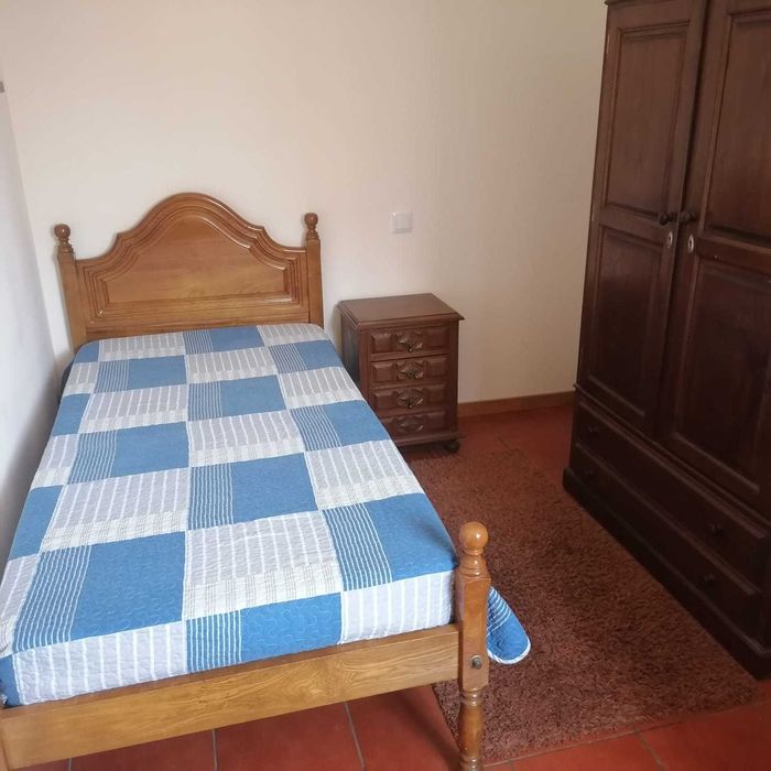 Arrenda-se quarto para estudante em Coimbra