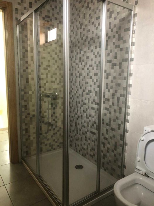 Arrenda-se Vivenda constituída por RC e 1º Andar garagem