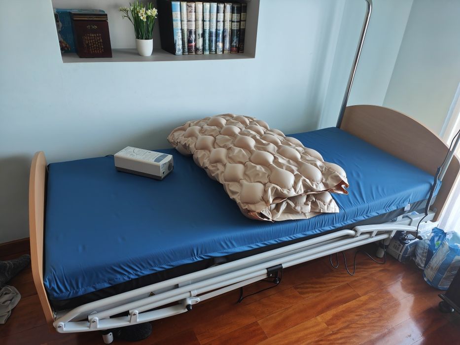 Cama articulada elevatória com colchão antiescaras e colchão insufláve