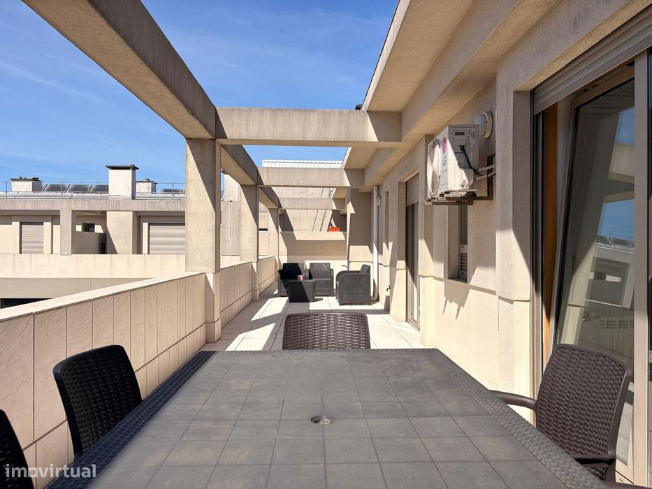 Apartamento T3 (recuado) com 56m2 de terraço, no centro da Trofa