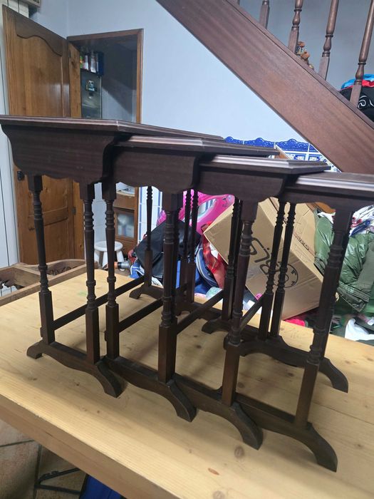 Conjunto de 4 mesas chamadas de mesas mae